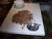 Sušení ořechů 2 005-vybírání jáder ořechů
